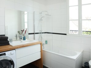 Suihku, hiustenkuivaaja, pyyhkeet