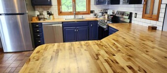 Spacious Pet Friendly Waterfront w/ Hot Tub & Yogo Studio-Sleeps 10! 