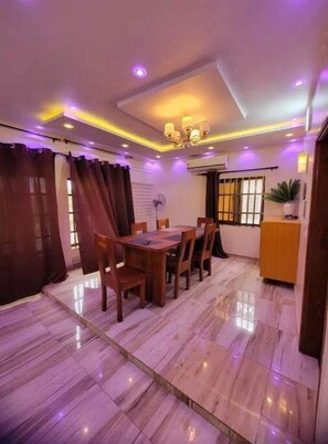 Dining - trois chambres et salon avec un balcon à Porto Novo, Oueme, Benin (Porto Novo)