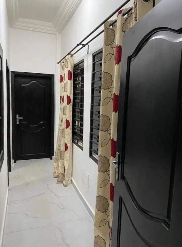 Interior - une chambre et salon chez 198 in Cotonou, Littoral, Benin (Cotonou)