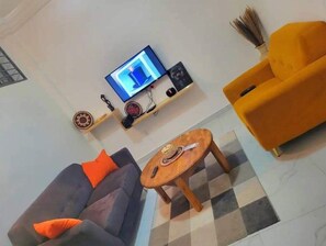 Living area - une chambre et salon chez 198 in Cotonou, Littoral, Benin (Cotonou)