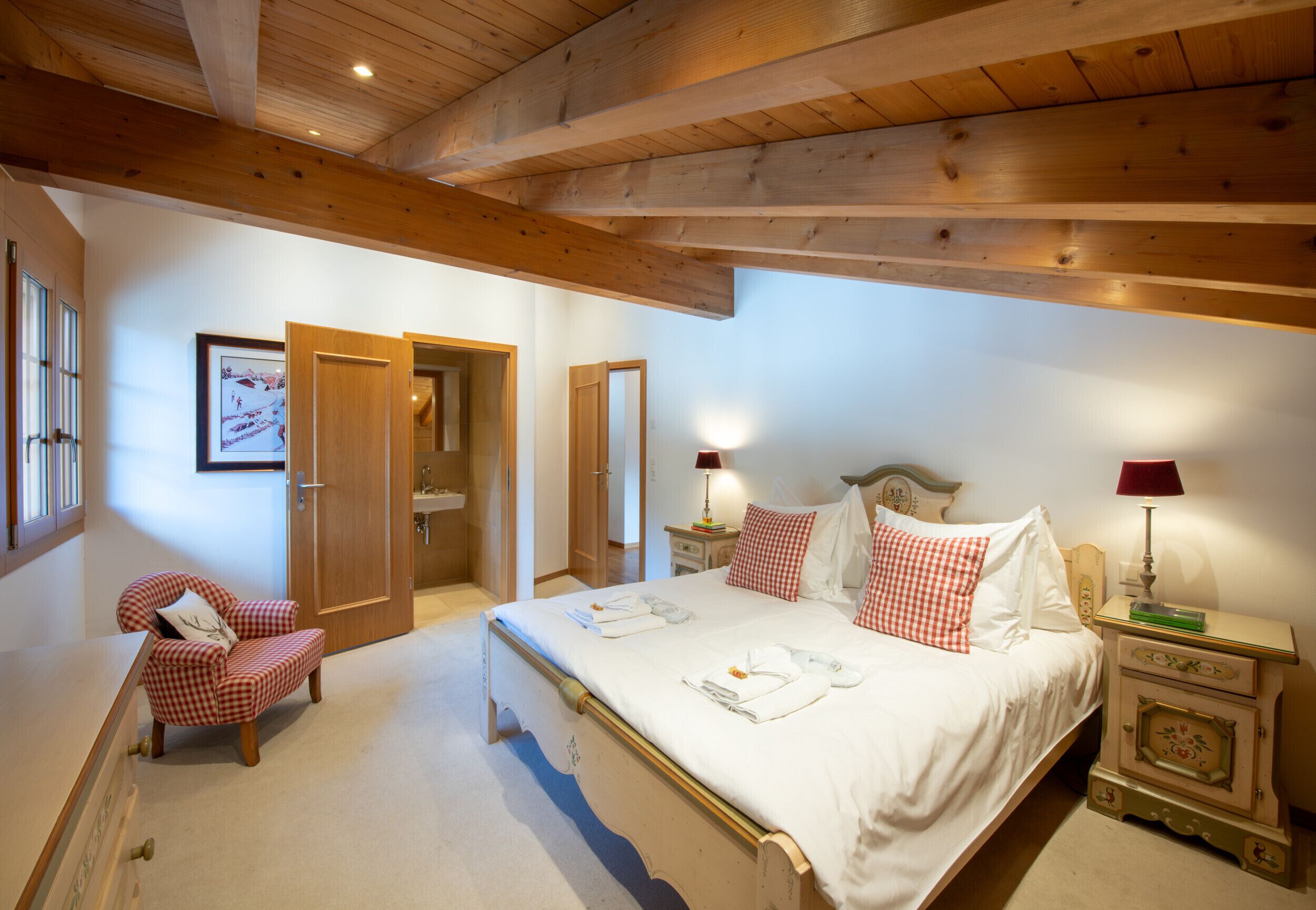 3 slaapkamers, een strijkplank/strijkijzer, gratis wifi, beddengoed