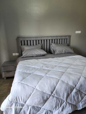 3 habitaciones, tabla de planchar con plancha, wifi y ropa de cama 