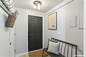 Interior - Tanglewood Hideaway • Near Airport (Anchorage)