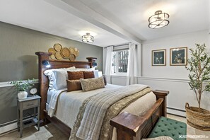 2 bedrooms, iron/ironing board, WiFi, bed sheets - Tanglewood Hideaway • Near Airport (Anchorage)