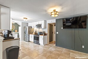 Microwave, oven, stovetop, dishwasher - Tanglewood Hideaway • Near Airport (Anchorage)