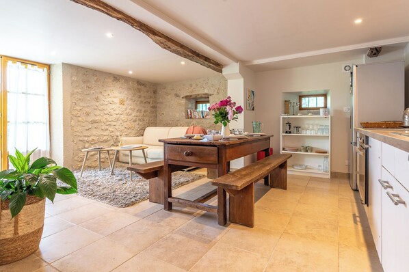 Interior - Gîte de Charme à la Campagne, Piscine, Idéal Famille Pour Sejour Calme et Nature (Belvèze)