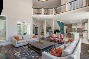 Smart-tv, een open haard en een computerscherm