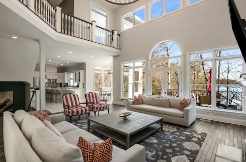 Sunrise Villa - 7000 sf: 5 king/1 queen/7 single beds, heated pool, great views