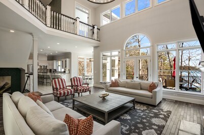 Sunrise Villa - 7000 sf: 5 king/1 queen/7 single beds, heated pool, great views