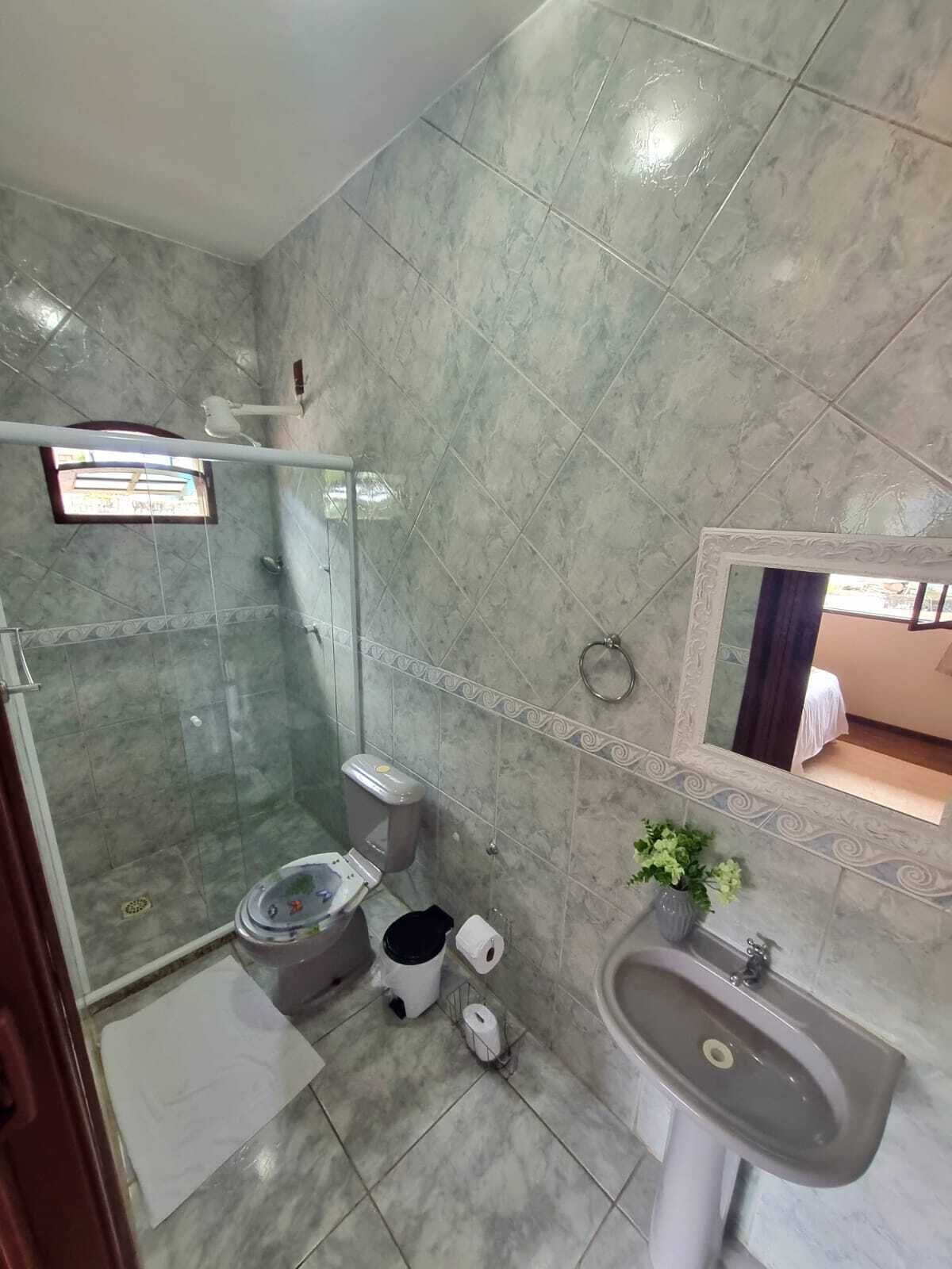 Quarto Duplo Superior | Banheiro | Toalhas de banho, sabonete, shampoo, papel higiênico