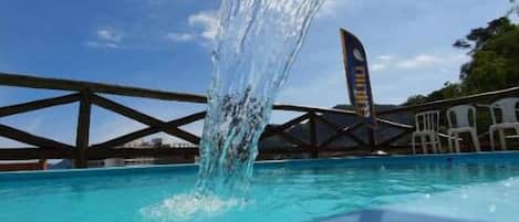 Utomhuspool, öppet 09.30 till 22.00, parasoller och solstolar