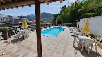 Piscina externa, funciona das 9h30 às 22h, guarda-sóis, espreguiçadeiras