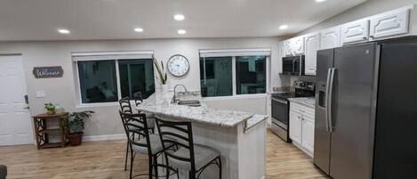 Køleskab, mikrobølgeovn, ovn, kogeplade