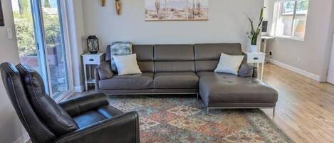 Televisio, kirjoja, tietokoneen näyttö