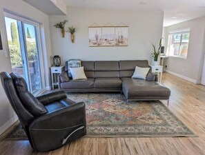 TV, books, computer monitors - Trailhead out front door! Peaceful & private. Patio w/ mountain & city views. (Tucson)