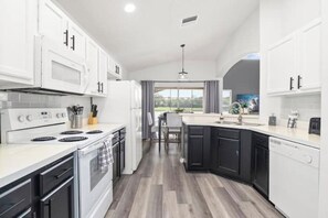 Mikrowelle, Ofen, Herdplatte, Geschirrspüler