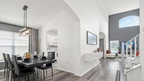 Ein modernes Interieur mit Essbereich, Küche und Wohnbereich.