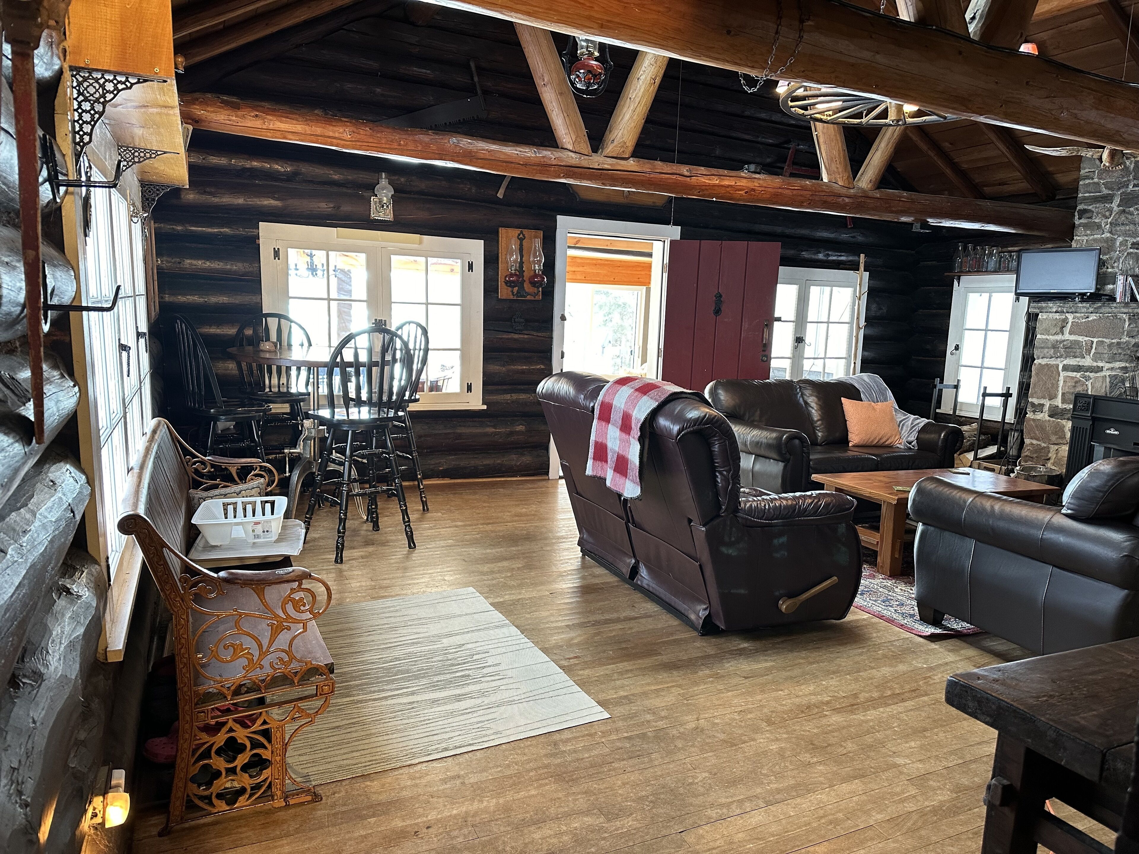 Serene Buck Lake Muskoka Cottage- Year Round- Boat -Fish-ski- Snowmobile- Atv- - Huntsville