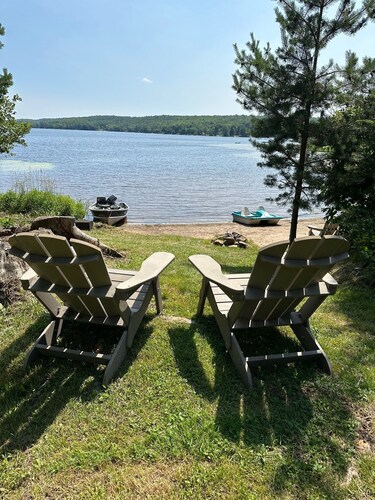 Serene Buck Lake Muskoka Cottage- year round- boat -fish-Ski- Snowmobile- ATV-