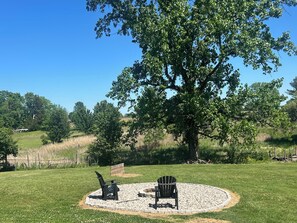 Property grounds - Explore Bardstown's bourbon heritage - Heaven Hill just 13 minutes away (Bardstown)