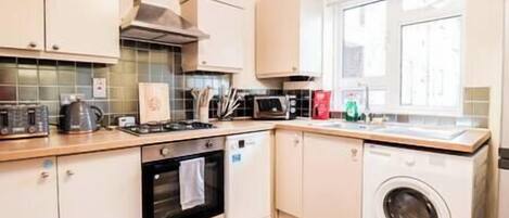 Kühlschrank, Mikrowelle, Herdplatte, Wasserkocher