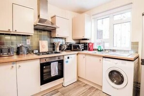 冷蔵庫、電子レンジ、コンロ、電気ポット