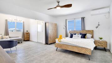 2 slaapkamers, een bureau, een strijkplank/strijkijzer, reisbedje