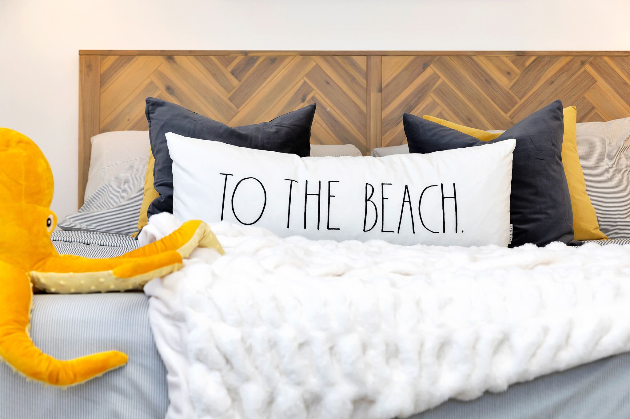 2 makuuhuonetta, työpöytä, silitysrauta/-lauta, vauvan matkasänky