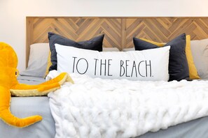 2 quartos, escrivaninha, ferros/tábuas de passar roupa, berço de viagem