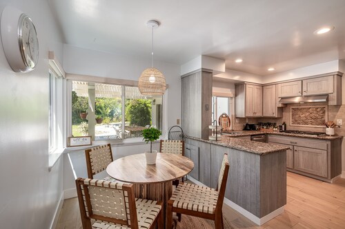 Remodeled Oasis Retreat w/Pool & Jacuzzi.