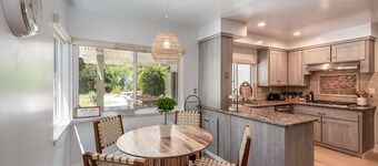 Remodeled Oasis Retreat w/Pool & Jacuzzi.