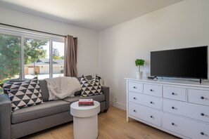 Una Smart TV, una chimenea, libros, una impresora