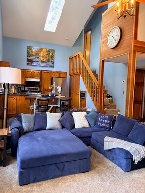 Smart-TV, Kamin, Bücher, Computerbildschirme