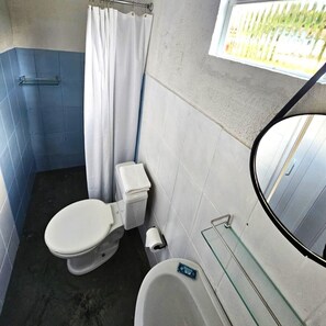 エコノミー トリプルルーム 禁煙 専用バスルーム | バスルーム | シャワー、レインフォールシャワー、タオル