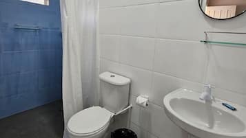 Habitación doble económica, para no fumadores, baño privado | Baño | Regadera, regadera tipo lluvia, toallas