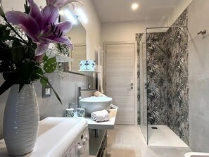 Dusche, Haartrockner, Bidet, Handtücher