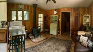 Un intérieur en bois comprenant une cuisine, un coin repas et un salon.