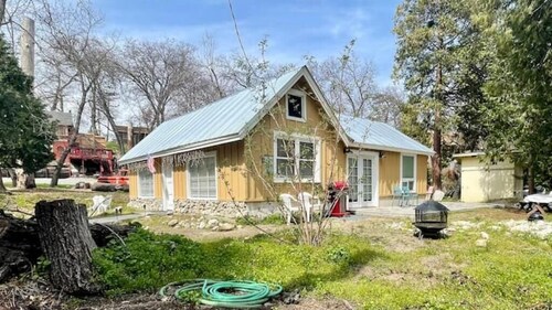 Sequoias Creekside/Vintage Yellow Cottage