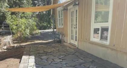 Sequoias Creekside/Vintage Yellow Cottage