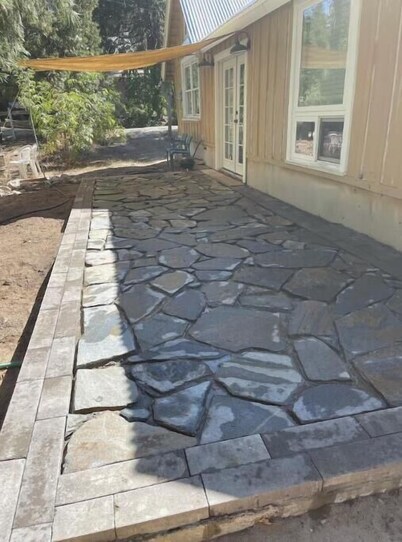 Sequoias Creekside/Vintage Yellow Cottage