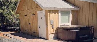 Sequoias Creekside/Vintage Yellow Cottage