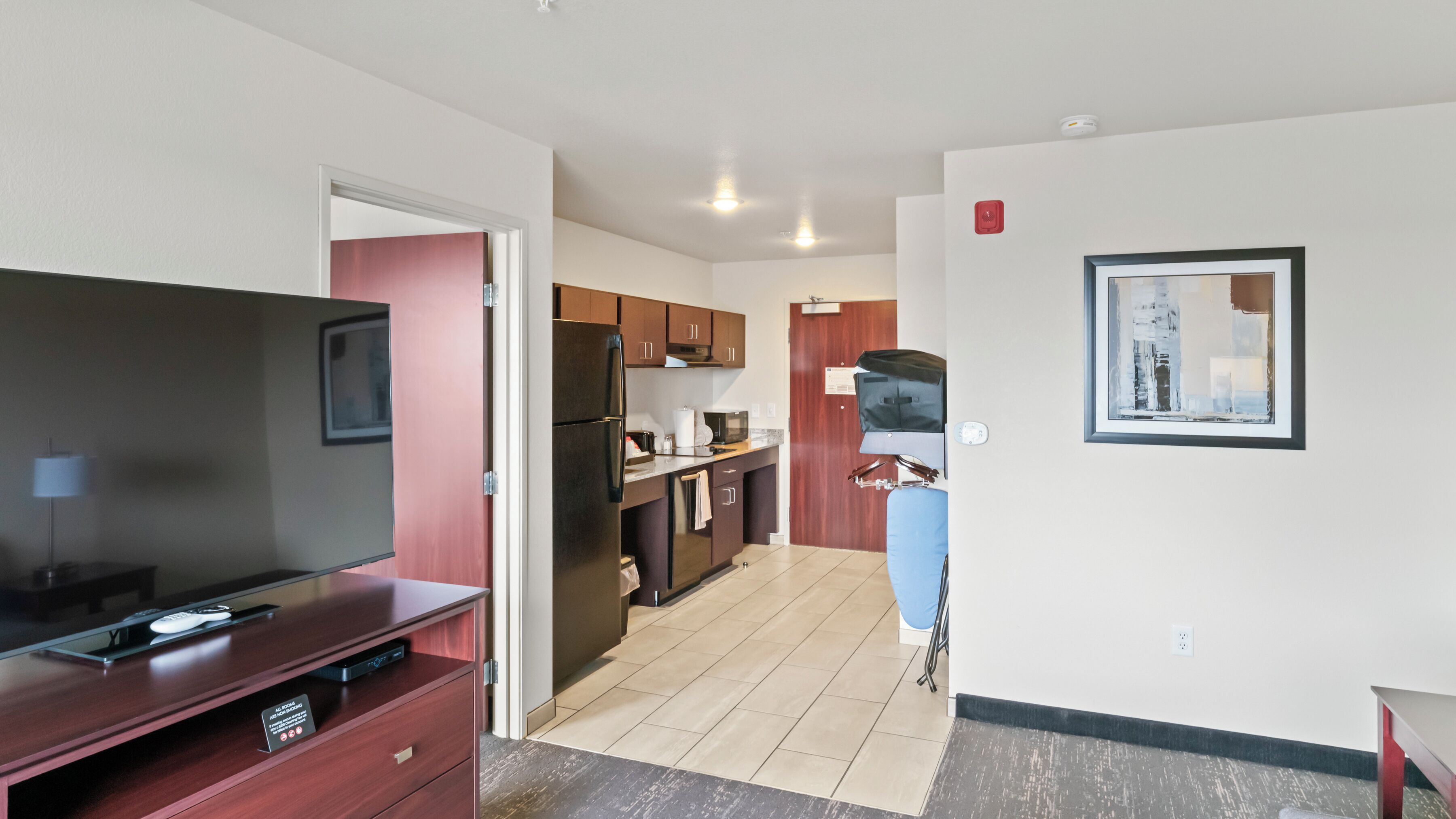 Un apartament modern amb zona de seure, cuina americana i menjador.