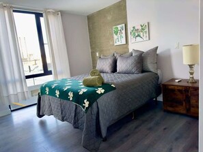 Tabla de planchar con plancha, wifi y ropa de cama 