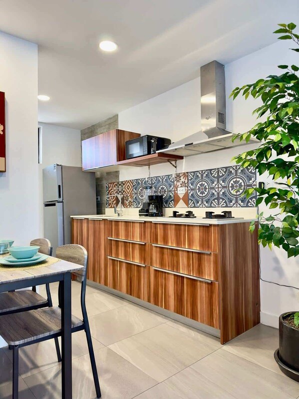 Refrigerador, microondas, parrilla de estufa y cafetera y tetera 