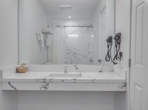 Chambre Standard, 1 grand lit, non-fumeur | Salle de bain