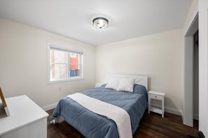 Room - Charming cottage in Lakeside near Cherry Park and the lake! (Lakeside Marblehead)