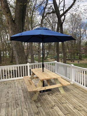 Outdoor dining - Charming cottage in Lakeside near Cherry Park and the lake! (Lakeside Marblehead)