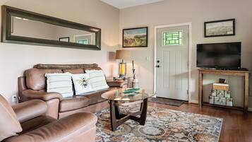 Smart-tv, een open haard en boeken