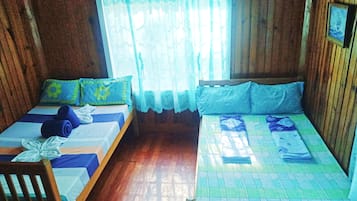 Quarto quádruplo conforto | Escrivaninha, Wi-Fi de cortesia, roupa de cama